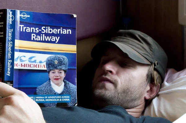 Sibiř Rusko Května 2012 Turista Cestující Čtení Palubní Trans Siberian — Stock fotografie