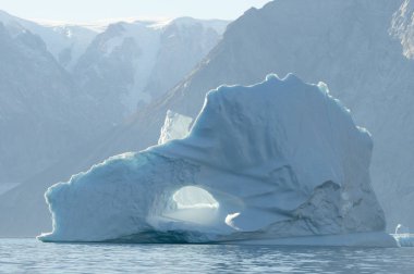 Arctic - Grönland erozyona uğramış buzdağı