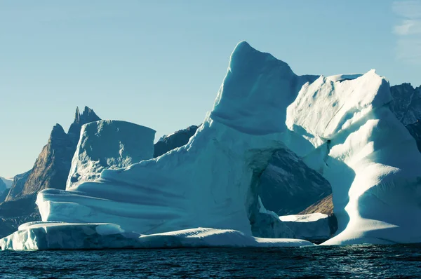 北極圏 グリーンランドに侵食された氷山 — ストック写真