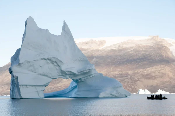 Zodiac Felfújható Csónak Grönland Erodált Jéghegy — Stock Fotó