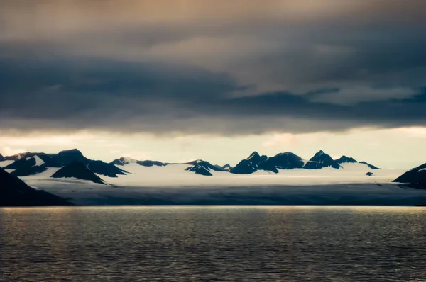 Montanhas Spitsbergen Svalbard Noruega — Fotografia de Stock