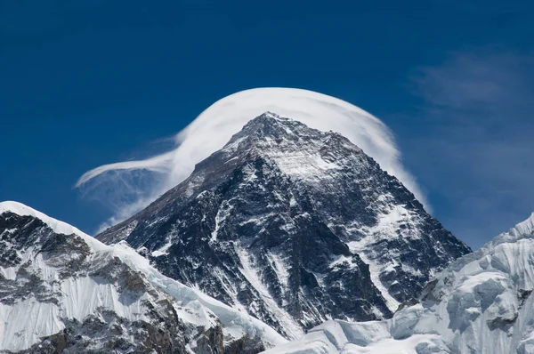 エベレスト ネパールの雲に覆われて — ストック写真