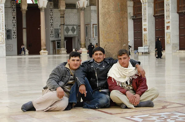 Дамаску Сирія Січень 2010 Підлітки Позують Всередині Омейядів Мечеті Столиці — стокове фото