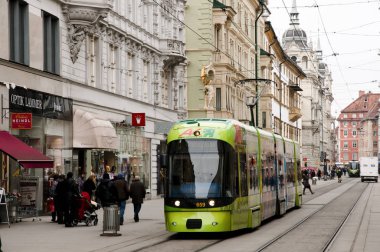 Graz, Avusturya - 19 Şubat 2013: Avusturya'nın en büyük ikinci şehir caddede Herrengasse tramvayda