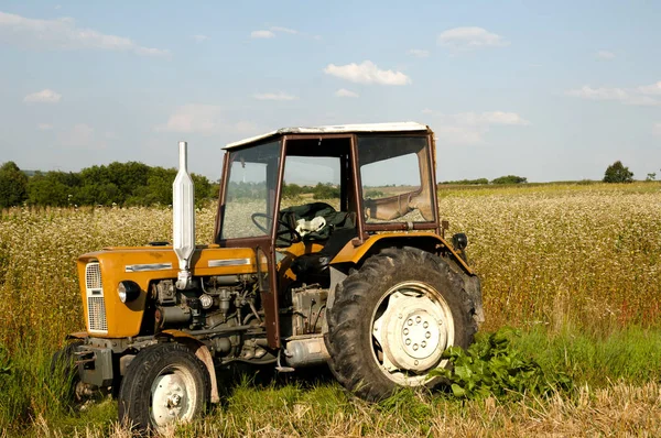 Eski tarım traktör alanında - Polonya