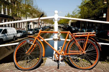 Turuncu bisiklet - Leiden - Hollanda