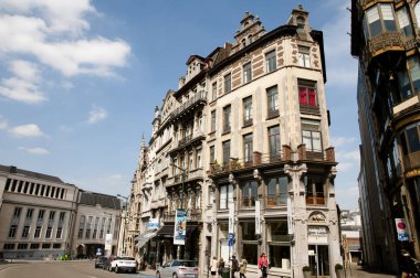 Brussels, Belçika - 1 Mayıs 2013: Ravenstein ile geleneksel bir Avrupa Bina Rue Rue Coudenberg mergining
