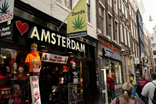 荷兰阿姆斯特丹 2013年5月6日 红光区的纪念品商店 公众可以购买毒品 — 图库照片