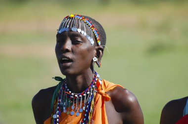 Masai Mara rezerv, Kenya - Kasım 25, 2008: Masai Mara yedekte Kitengela içinde şarkı Masai kadın