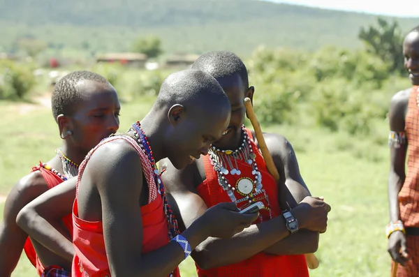 Masai Mara Reserve Kenia Noviembre 2008 Masai Inspecciona Curiosamente Teléfono — Foto de Stock