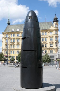 Brno, Çek Cumhuriyeti - 6 Temmuz 2016: Modern Astronomik Saat'in siyah Afrika granit cam mermer her gün at 11 bültenleri Özgürlük Meydanı'nda yapılan