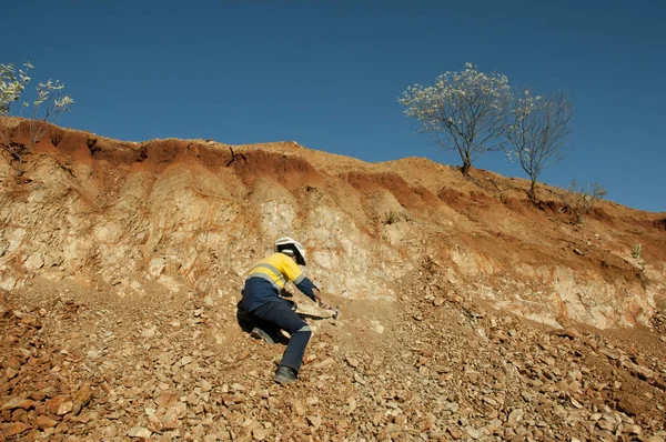 Benim açık çukur jeolog örnekleme kayalarda