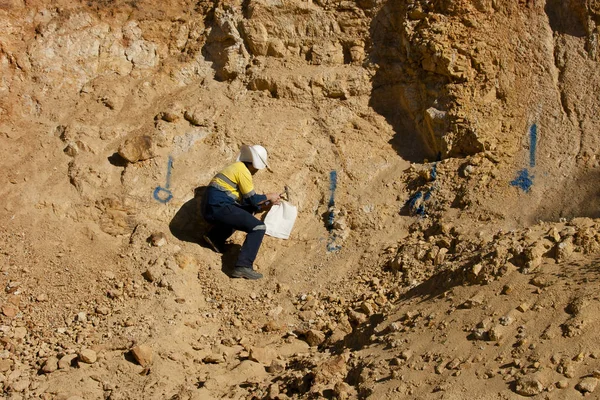 Geólogo Minas Amostrando Pedras Open Pit — Fotografia de Stock