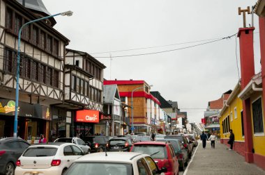 Ushuaia, Arjantin - 7 Şubat 2015: San Martin Bulvarı'dünyanın en güney şehri ticari binalar