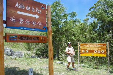 Galapagos, Ekvator - 27 Nisan 2009: Yerel ekoloji Kılavuzu turistler için 