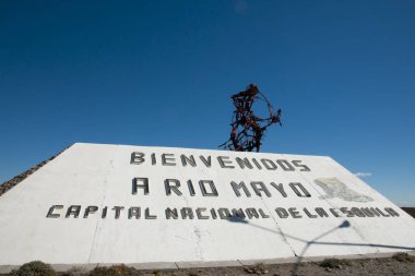 Rio Mayo hoş geldiniz heykel - Arjantin