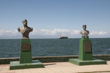 Arturo Prat ve Ignacio Pinto - Puerto Montt - Şili heykelleri