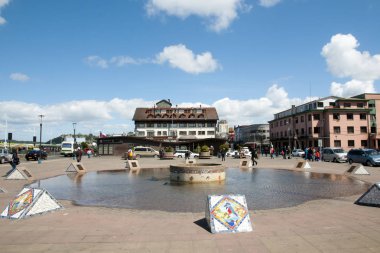 Puerto Montt, Şili - 18 Şubat 2015: Costanera plaza kıyı güney liman kenti içinde yanında