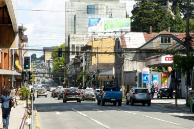 Puerto Montt, Şili - 18 Şubat 2015: Şehir hayatında güney liman şehri ünlü somon, su ürünleri yetiştiriciliği için Benavente Caddesi üzerinde