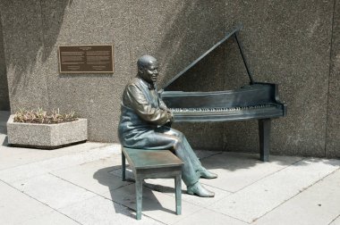 Ottawa, Kanada - 26 Mayıs 2015: Heykel Kanadalı caz piyanisti Oscar Peterson