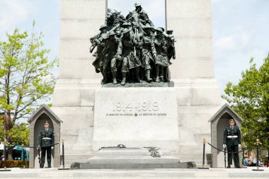 Ottawa, Kanada - 26 Mayıs 2015: Tören Muhafızlar Savaş Anıtı ve meçhul asker Türbesi temelini zemin standı