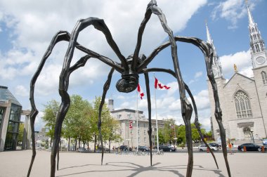 Ottawa, Kanada - 26 Mayıs 2015: Dünya en büyük örümcek heykeli 