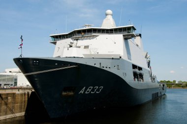 Montreal, Kanada - 29 Mayıs 2015: Hnlms Karel kapıcı çok fonksiyonlu destek gemisi Kraliyet Hollanda deniz kuvvetleri amfibi operasyonlar için