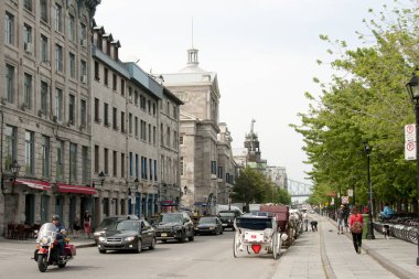 Montreal, Kanada - 29 Mayıs 2015: Sık trafik Montreal turistik eski bağlantı noktası 