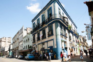 Havana, Küba - 7 Haziran 2015: Şehir hayatıyla yayalar birinde dünyanın geri kalan son komünist ülkelerde eski Havana'da