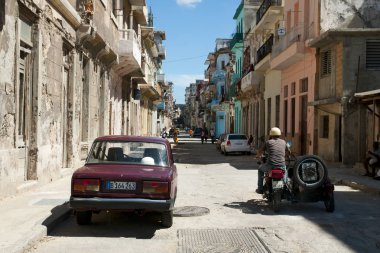 Havana, Küba - 7 Haziran 2015: Dar konut ve ticari sokak sermaye komünist ülkedeki