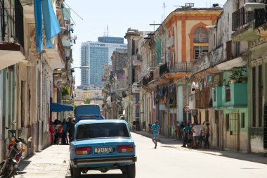 Havana, Küba - 7 Haziran 2015: Dar konut ve ticari sokak sermaye komünist ülkedeki