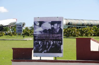 Havana, Küba - 10 Haziran 2015: Küba füze krizi San Carlos Fort yakınındaki Billboard