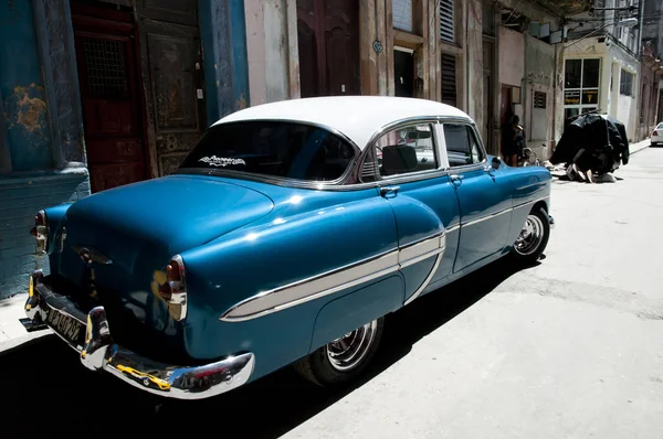 ハバナ キューバ 2015 クラシック ビンテージ シボレー自動車のオールド ハバナの狭い道に駐車 — ストック写真