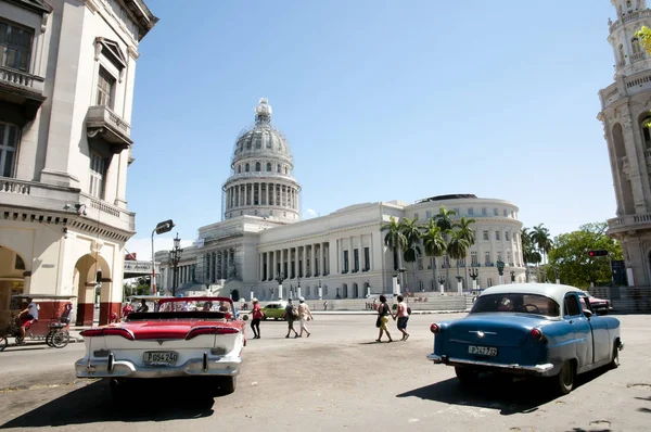 古いハバナの国会議事堂の建物の前にハバナ キューバ 2015 クラシック アンティーク自動車 — ストック写真