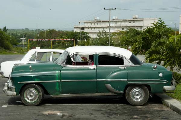 プラヤ Yaguanabo キューバ 2015 クラシック ビンテージ自動車主要高速道路近くに駐車 — ストック写真