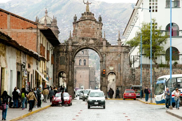 Cuzco Peru Setembro 2014 Pedestres Carros Rua Santa Clara — Fotografia de Stock