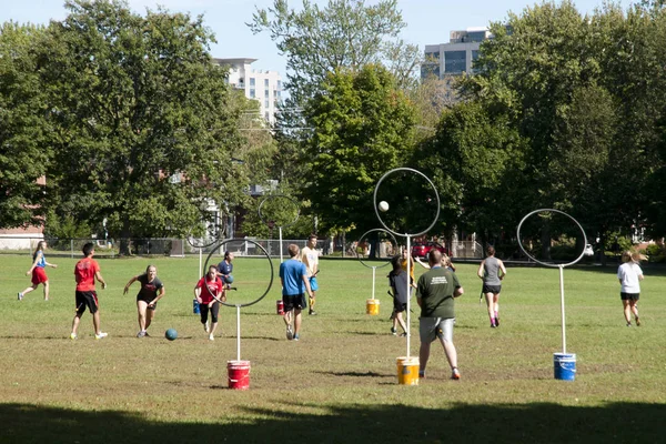Kingston, Kanada - 20 Eylül 2015: Queen's Üniversitesi'nden karma oyuncu Harry Potter serisinden quidditch oyunu uygulama