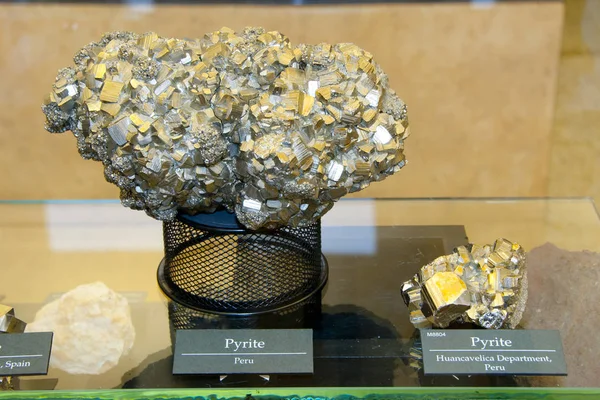 公共展示中的天然立方硫铁矿矿物 — 图库照片