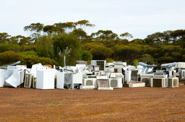 Eski aletleri hurdalıkta taşra