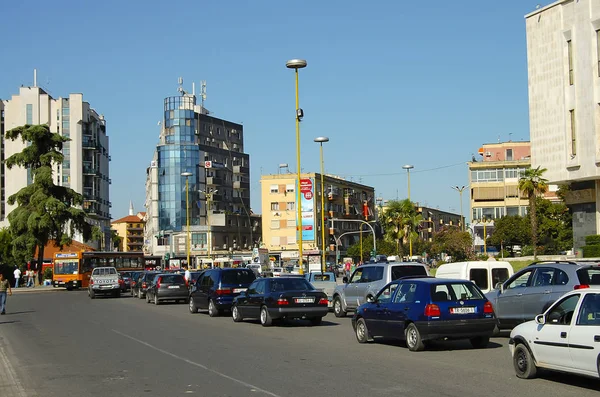 Tiran, Arnavutluk - Eylül 7, 2009: Araç trafiğine milletin başkenti İskender Bey Square yakınındaki