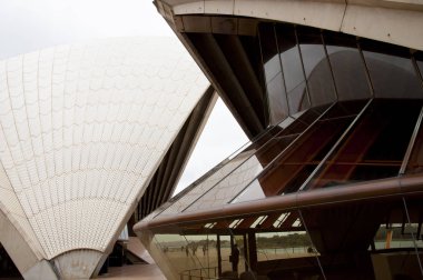 Sydney, Avustralya - 1 Kasım 2010: Danimarkalı mimar Jorn Utzon tarafından tasarlanmış bir çok mekan Sanat Merkezi Sydney Opera Binası olup