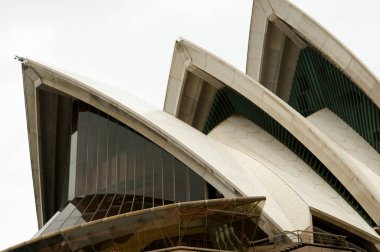 Sydney, Avustralya - 1 Kasım 2010: Danimarkalı mimar Jorn Utzon tarafından tasarlanmış bir çok mekan Sanat Merkezi Sydney Opera Binası olup