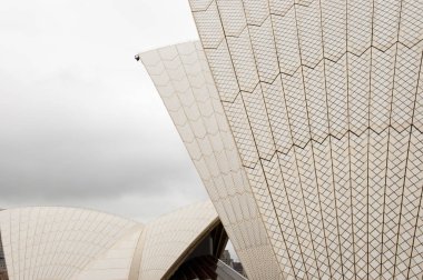 Sydney, Avustralya - 1 Kasım 2010: Danimarkalı mimar Jorn Utzon tarafından tasarlanmış bir çok mekan Sanat Merkezi Sydney Opera Binası olup