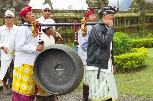 Μπαλί Ινδονησία Ιανουάριος 2009 Ντόπιοι Εκτελώντας Μια Παραδοσιακή Τελετή Στο — Φωτογραφία Αρχείου