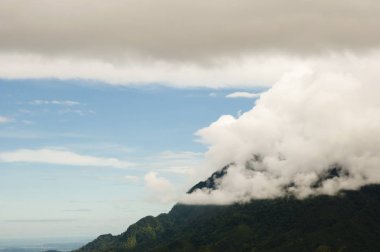 Mount Kinabalu bulutları - Borneo örtülü
