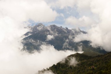 Mount Kinabalu bulutları - Borneo örtülü
