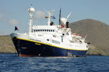 Çin, Galapagos - 27 Nisan 2009: Çin sahil adadan görmüş Ms ulusal coğrafi Endeavour sefer gemi