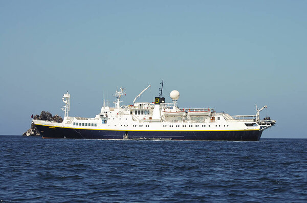 ОСЕАНА (ГАЛАПАГОС) - 27 апреля 2009 года у берегов острова Флориана замечен экспедиционный корабль MS National Endeavour.
