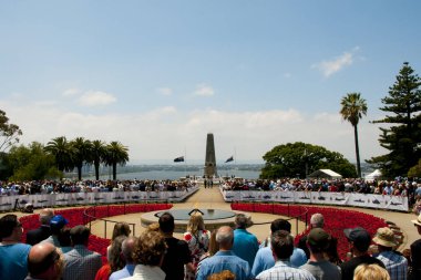 Perth, Avustralya - 11 Kasım 2018: Yüzüncü yıl anma gününde Kings Park Devlet Savaş Anıtı