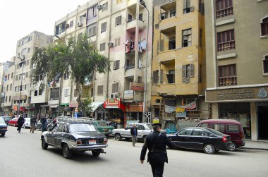 Cairo, Mısır - Şubat 6, 2010: Araçlar ve yayalar bir ticari bir sokak en büyük şehirler dünya doldurulur